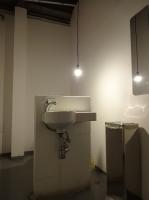 ソバンポムのトイレ、ここにも裸電球そしてやはり暗い