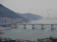 南港大橋とその奥にヒンヨウル文化マウルが
