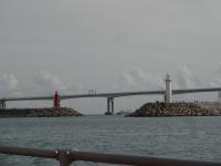 南港大橋。手前に赤と白の灯台