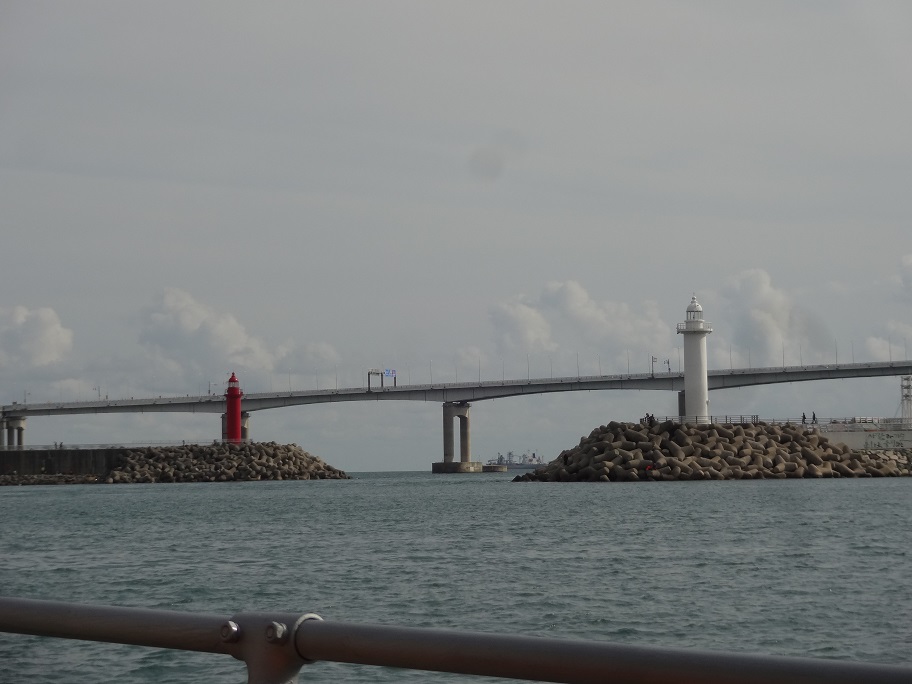 南港大橋。手前に赤と白の灯台